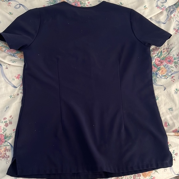 FIGS Casma™ Three-Pocket Navy Small Scrub Top - Picture 4 of 5